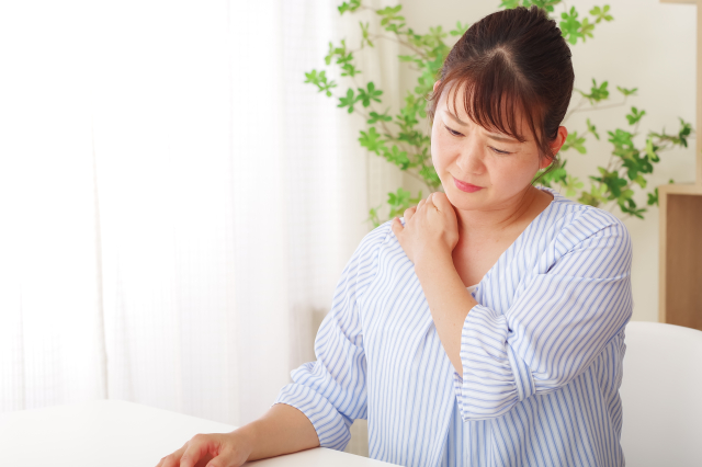 朝、首が回らない！寝違え対処法